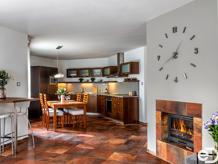 Prodej rodinného domu 154 m², pozemek 977 m² - foto 1