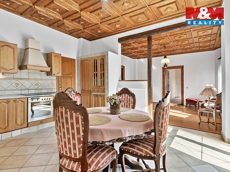 Prodej rodinného domu 180 m², pozemek 1 182 m² - foto 2