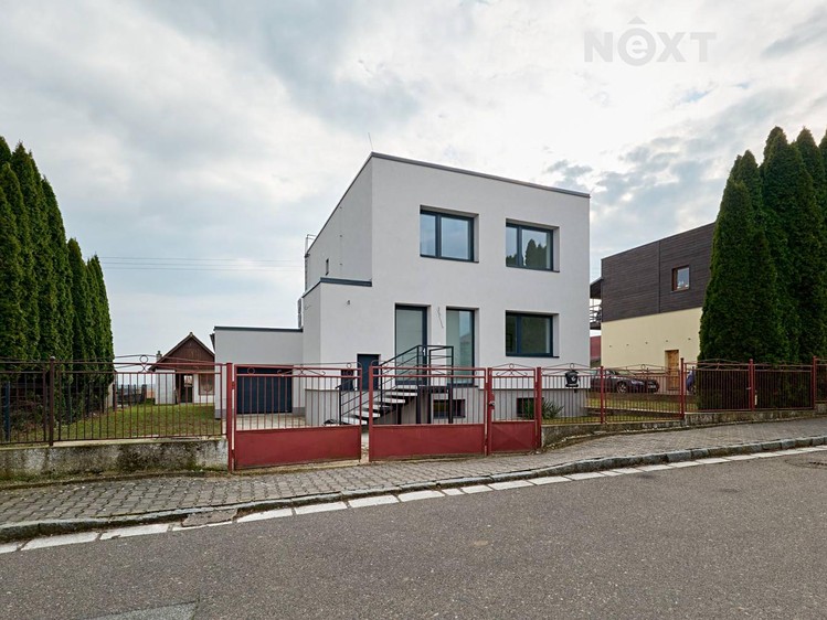Prodej rodinného domu 250 m², pozemek 683 m² - foto 1