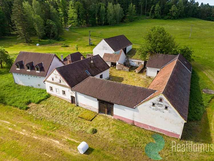 Prodej zemědělské usedlosti 1 300 m², pozemek 4 766 m² - foto 1