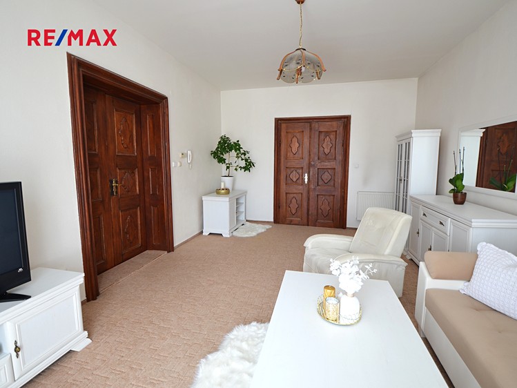 Prodej rodinného domu 307 m², pozemek 989 m² - foto 2