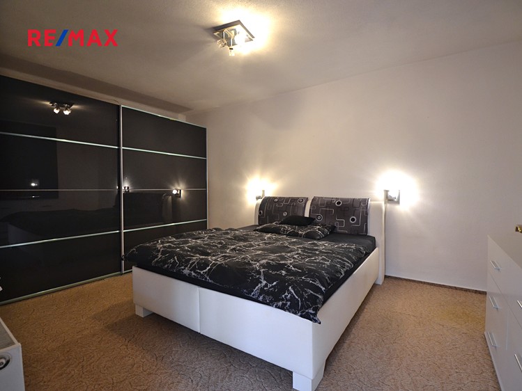 Prodej rodinného domu 307 m², pozemek 989 m² - foto 3