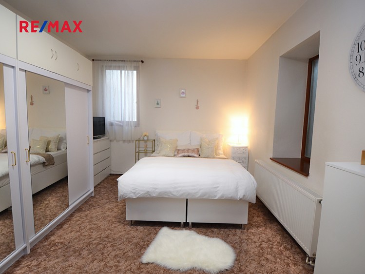 Prodej rodinného domu 307 m², pozemek 989 m² - foto 4