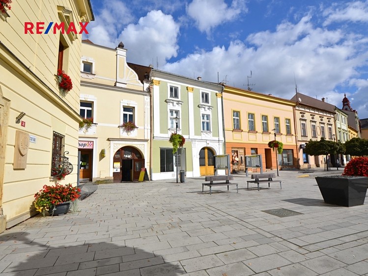 Prodej rodinného domu 307 m², pozemek 989 m² - foto 1