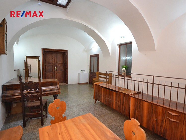 Prodej rodinného domu 307 m², pozemek 989 m² - foto 6