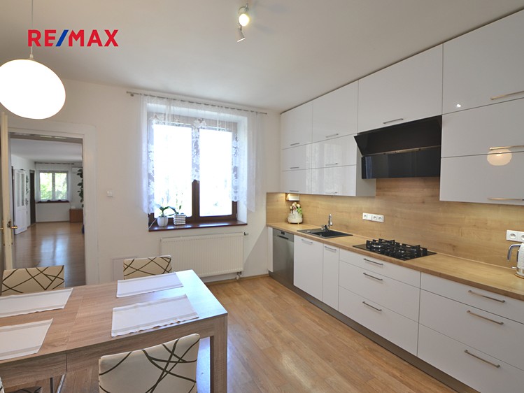 Prodej rodinného domu 307 m², pozemek 989 m² - foto 7