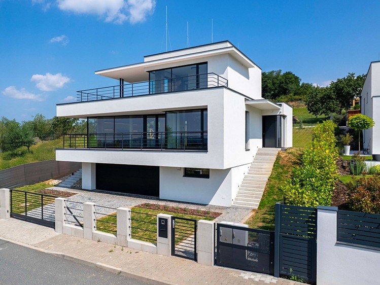 Prodej rodinného domu 239 m², pozemek 934 m² - foto 1