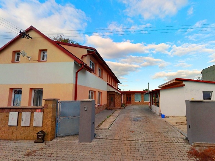 Prodej rodinného domu 299 m², pozemek 593 m² - foto 1