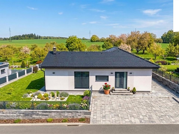 Prodej rodinného domu 144 m², pozemek 696 m² - foto 1