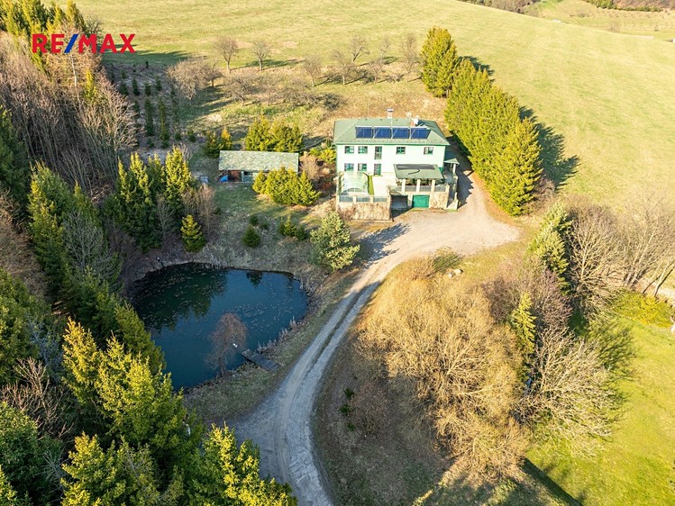 Prodej rodinného domu 525 m², pozemek 35 000 m² - foto 2