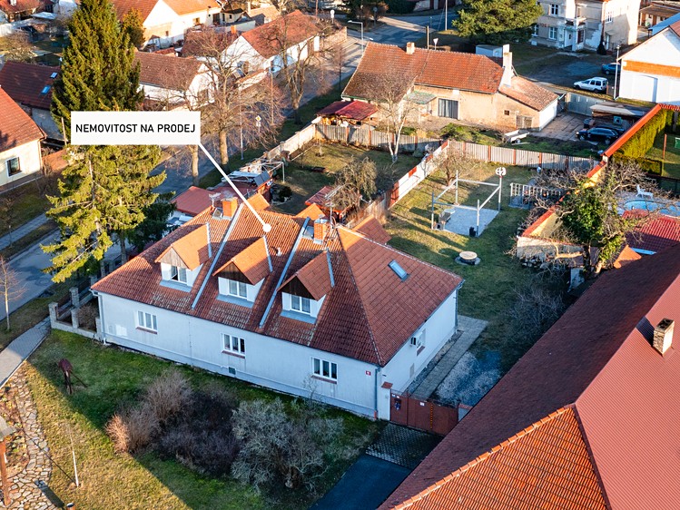 Prodej rodinného domu 180 m², pozemek 812 m² - foto 2