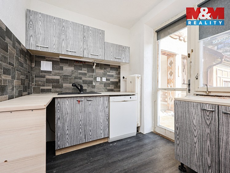 Prodej rodinného domu 230 m², pozemek 862 m² - foto 4