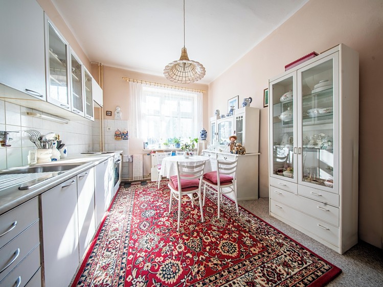 Prodej rodinného domu 260 m², pozemek 151 m² - foto 2