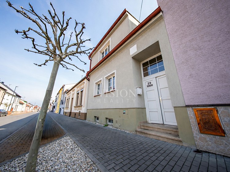 Prodej rodinného domu 260 m², pozemek 151 m² - foto 1