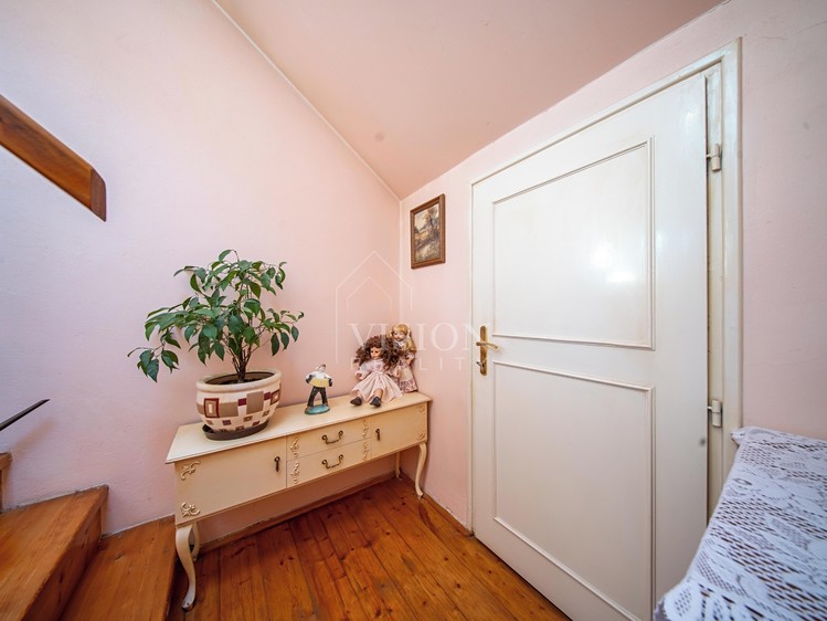 Prodej rodinného domu 260 m², pozemek 151 m² - foto 8