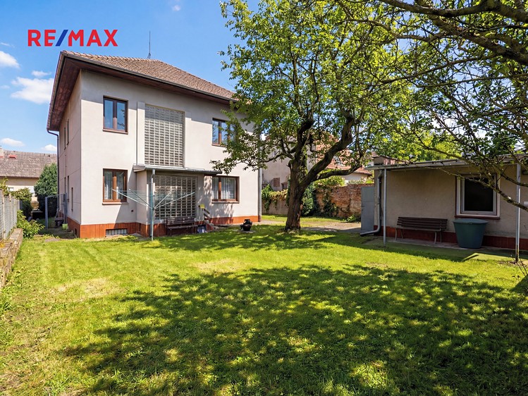 Prodej vícegeneračního domu 202 m², pozemek 596 m² - foto 2