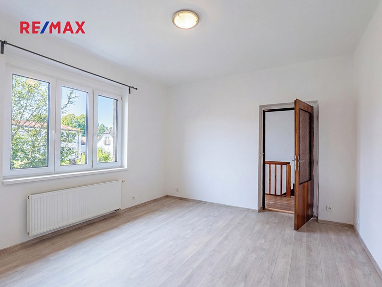 Prodej vícegeneračního domu 202 m², pozemek 596 m² - foto 8