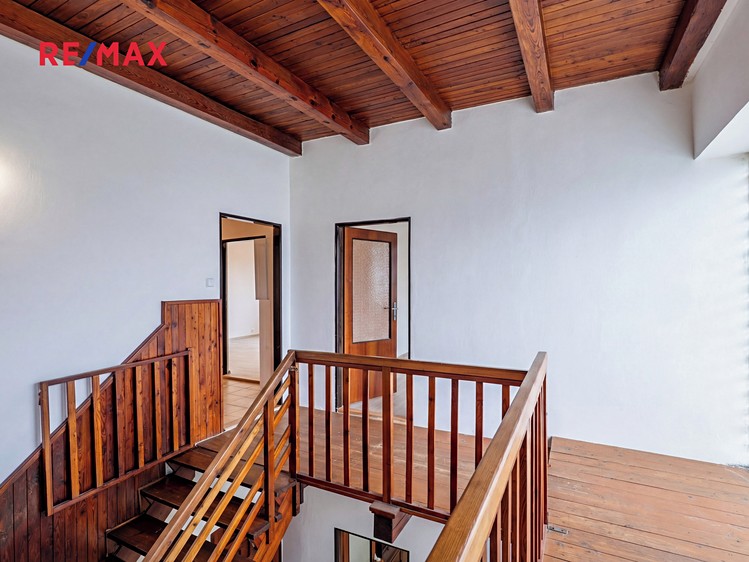 Prodej vícegeneračního domu 202 m², pozemek 596 m² - foto 6