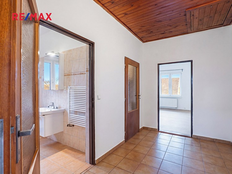 Prodej vícegeneračního domu 202 m², pozemek 596 m² - foto 7