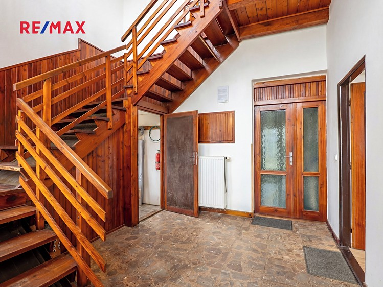 Prodej vícegeneračního domu 202 m², pozemek 596 m² - foto 5