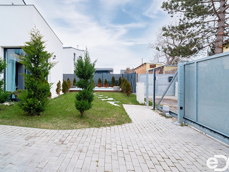 Prodej rodinného domu 141 m², pozemek 308 m² - foto 2