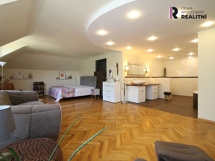 Prodej rodinného domu 705 m², pozemek 1 300 m² - foto 2