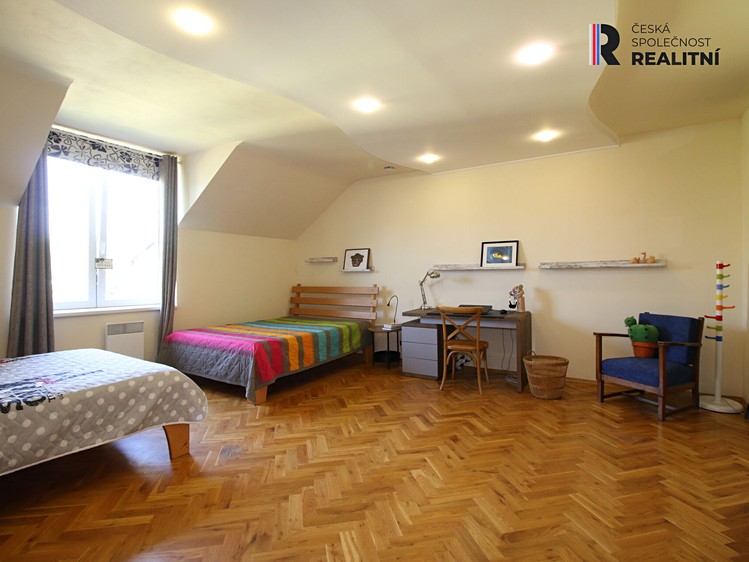 Prodej rodinného domu 705 m², pozemek 1 300 m² - foto 3