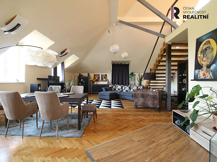 Prodej rodinného domu 705 m², pozemek 1 300 m² - foto 1