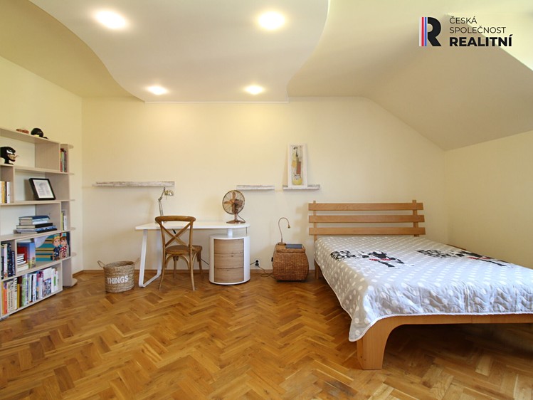 Prodej rodinného domu 705 m², pozemek 1 300 m² - foto 6