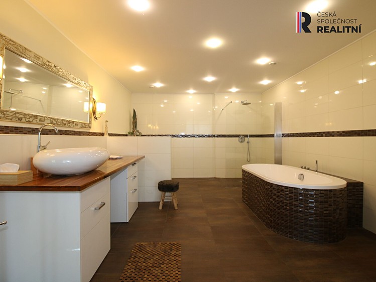 Prodej rodinného domu 705 m², pozemek 1 300 m² - foto 5