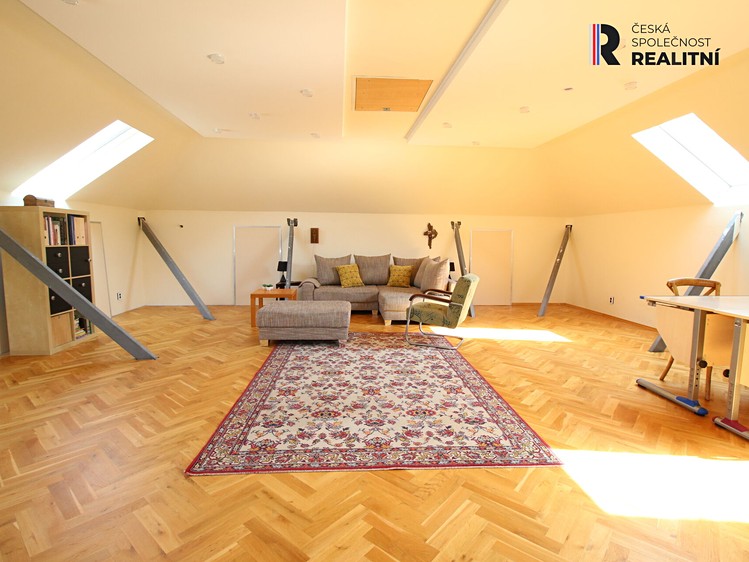 Prodej rodinného domu 705 m², pozemek 1 300 m² - foto 8