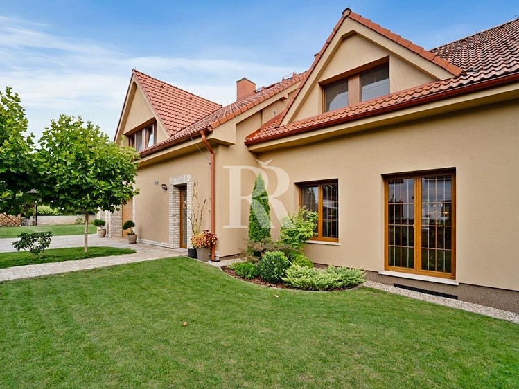 Prodej rodinného domu 280 m², pozemek 831 m² - foto 3