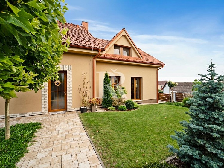 Prodej rodinného domu 280 m², pozemek 831 m² - foto 2