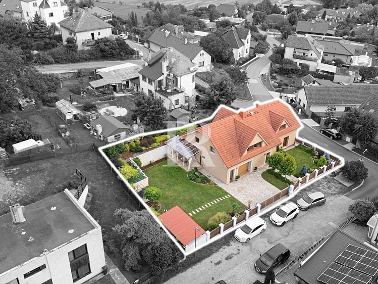 Prodej rodinného domu 280 m², pozemek 831 m² - foto 1