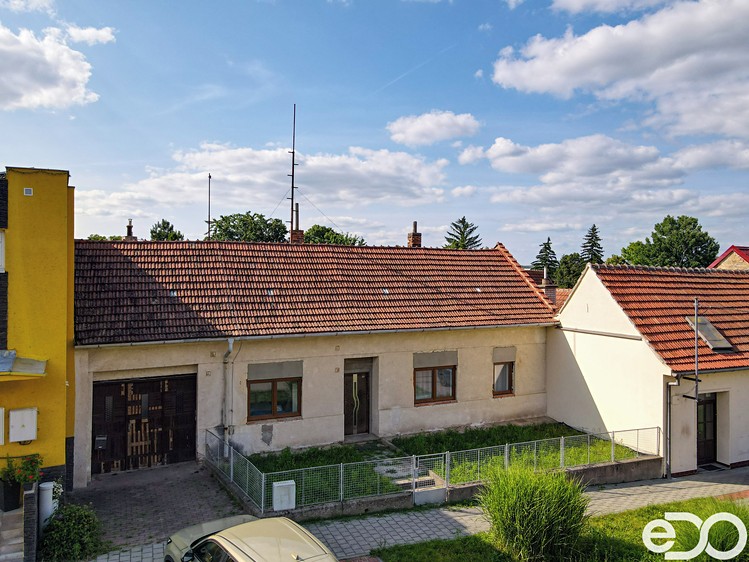 Prodej rodinného domu 282 m², pozemek 1 120 m² - foto 2