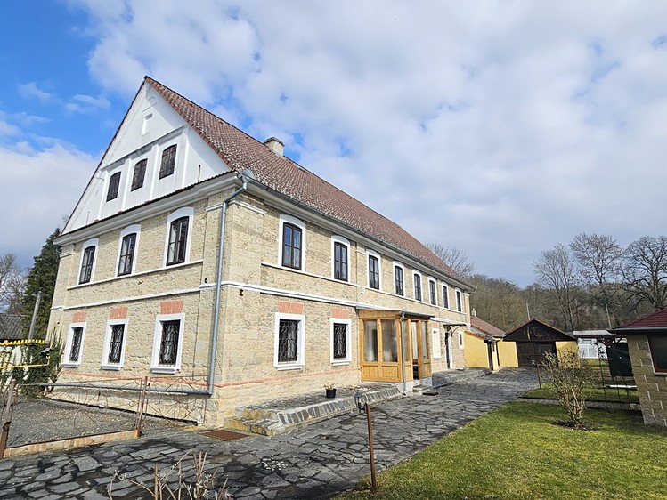 Prodej rodinného domu 460 m², pozemek 2 581 m² - foto 2