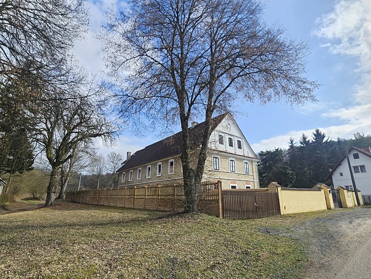 Prodej rodinného domu 460 m², pozemek 2 581 m² - foto 1