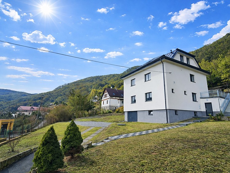 Prodej rodinného domu 272 m², pozemek 1 368 m² - foto 1