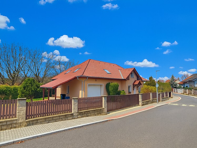 Prodej rodinného domu 261 m², pozemek 799 m² - foto 1
