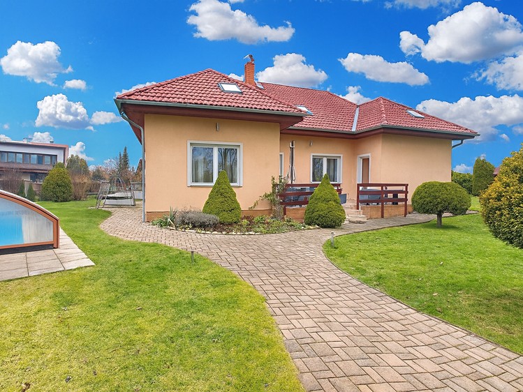 Prodej rodinného domu 261 m², pozemek 799 m² - foto 3