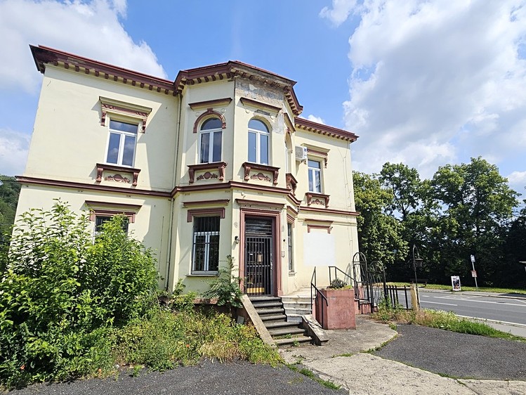 Prodej rodinného domu 573 m², pozemek 573 m² - foto 2