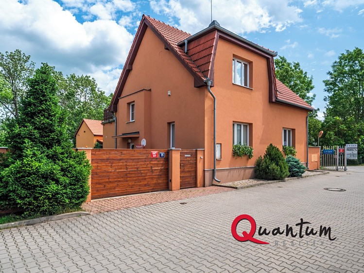 Prodej rodinného domu 279 m², pozemek 766 m² - foto 1