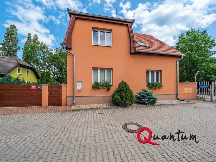 Prodej rodinného domu 279 m², pozemek 766 m² - foto 2