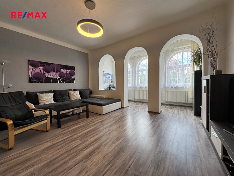 Prodej rodinného domu 349 m², pozemek 553 m² - foto 2