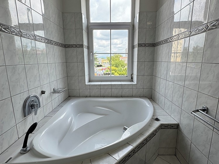Prodej rodinného domu 349 m², pozemek 553 m² - foto 3