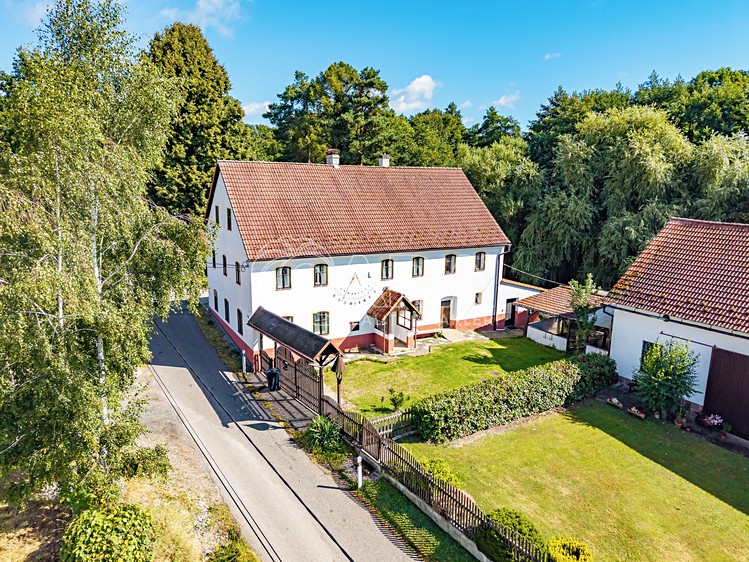 Prodej vícegeneračního domu 250 m², pozemek 1 451 m² - foto 1