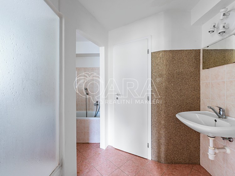 Prodej vícegeneračního domu 250 m², pozemek 1 451 m² - foto 8