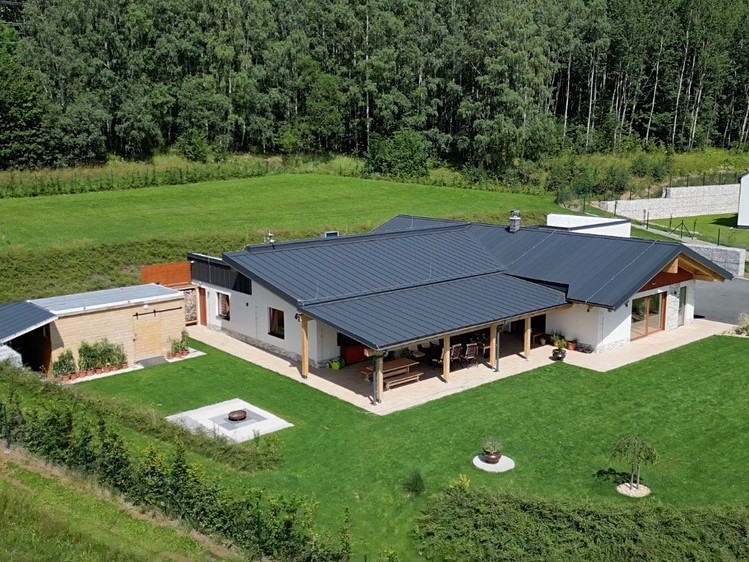 Prodej rodinného domu 318 m², pozemek 2 303 m² - foto 1