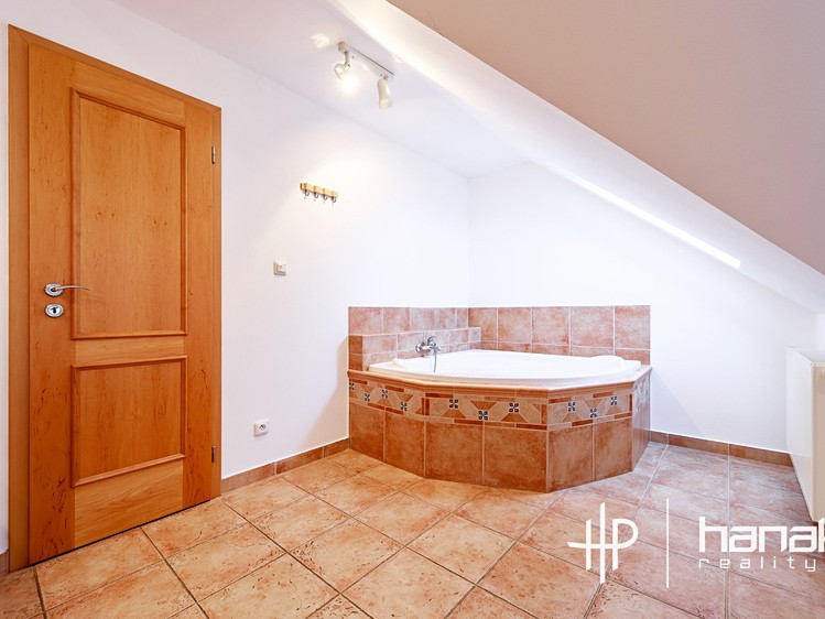 Prodej rodinného domu 259 m², pozemek 2 016 m² - foto 8