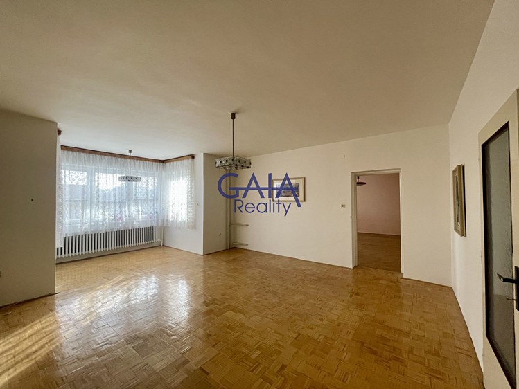 Prodej rodinného domu 230 m², pozemek 1 033 m² - foto 3